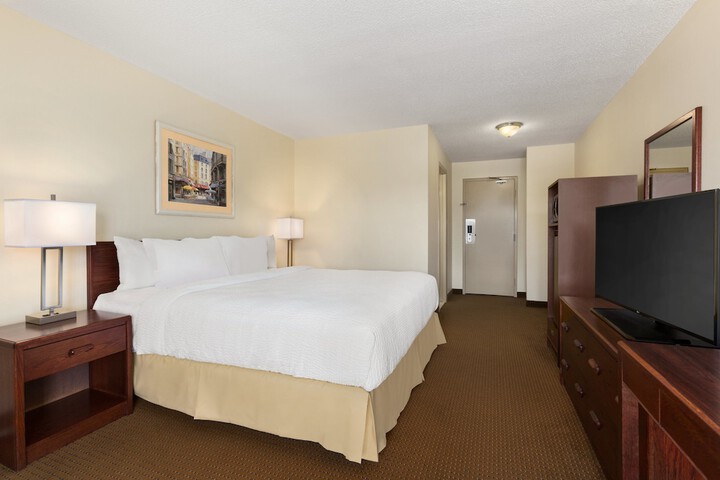 1 King Bed (5 of 7)