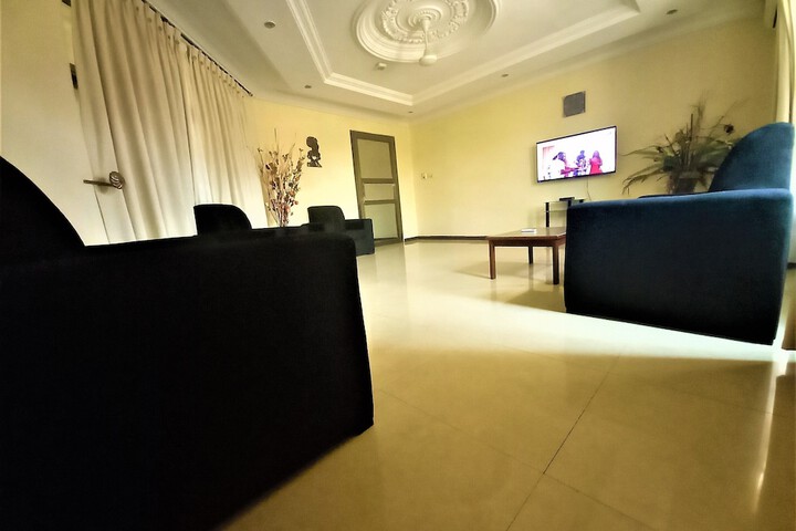 Lounge 23 of 27