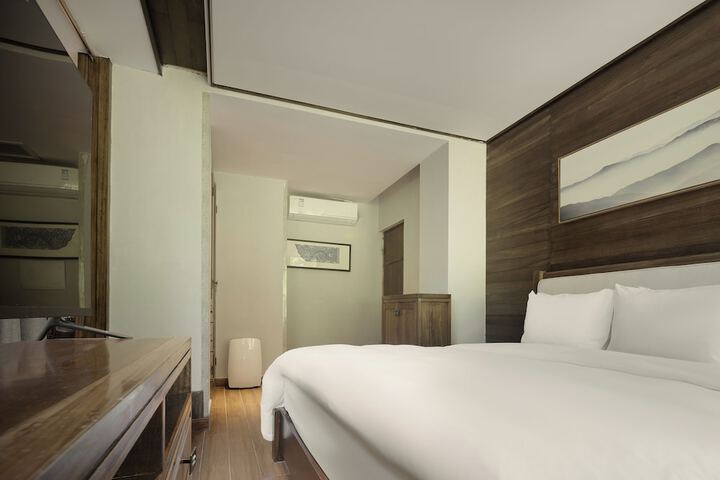 Room 42 of 143