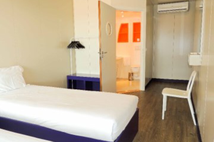 Room 5 of 9