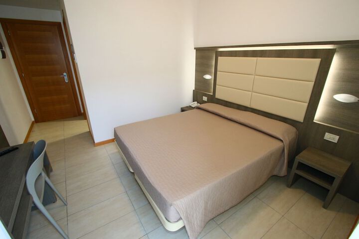 Room 6 of 73