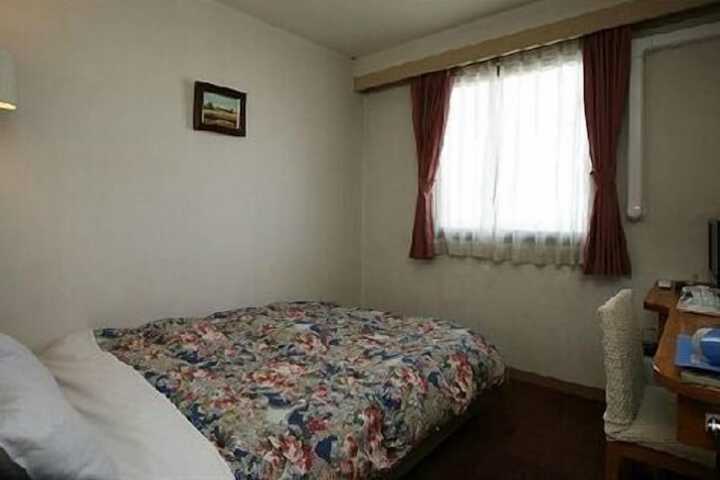 Room 11 of 37