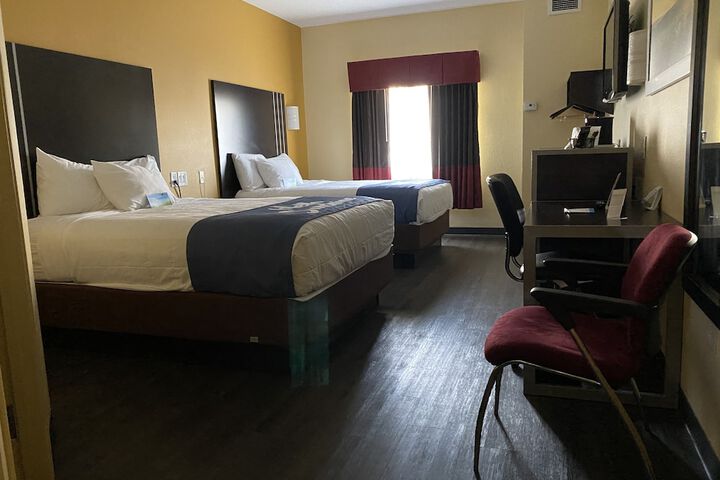 2 Queen Beds (15 of 16)