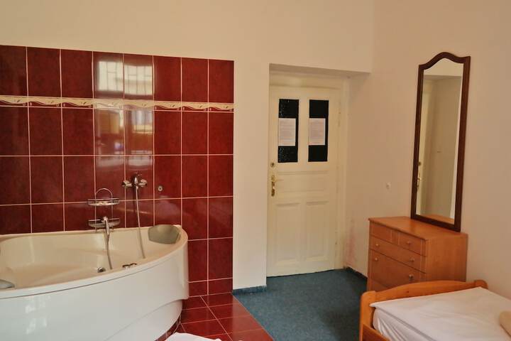 Room 33 of 106