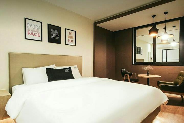 Room 6 of 18