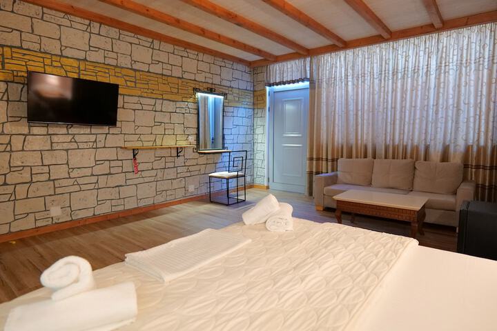 Room 13 of 85