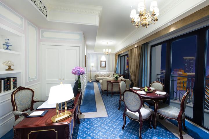 Room 27 of 77
