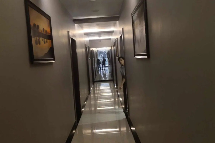 Room 8 of 10