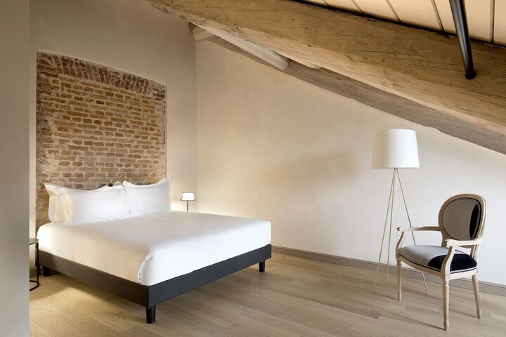 Room 10 of 82