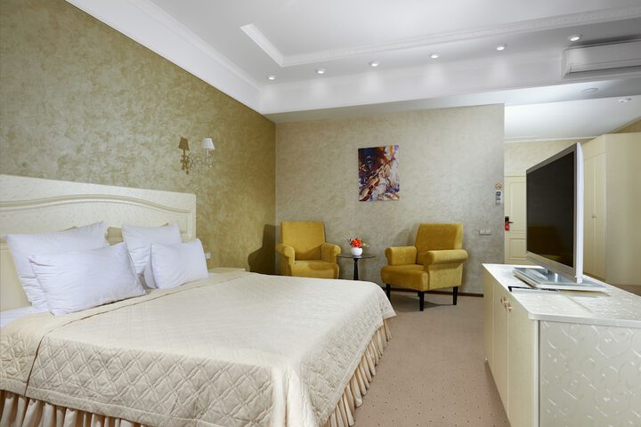 Room 8 of 28