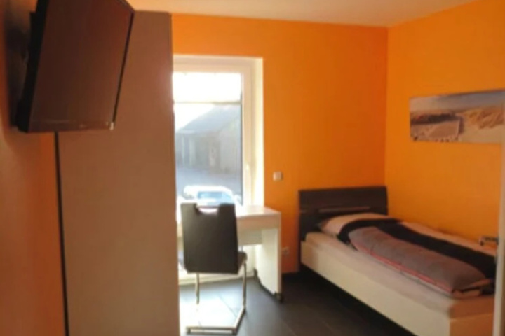 Room 5 of 12