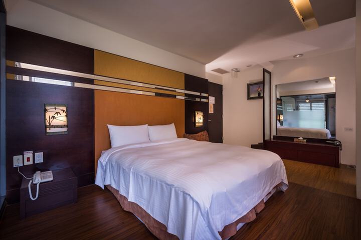 Room 6 of 33