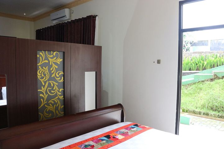 Room 12 of 108