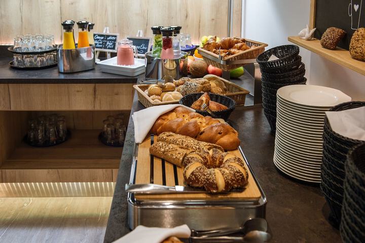 Breakfast/Coffee Service 65 of 92