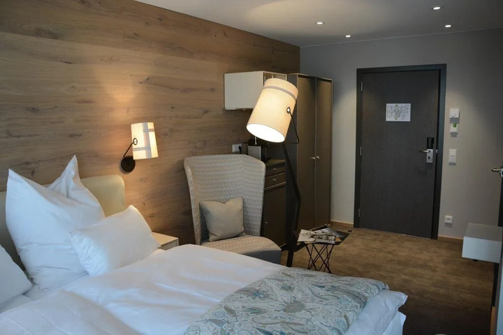 Room 5 of 9