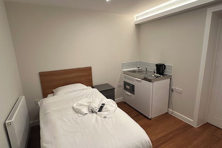 Room 6 of 13