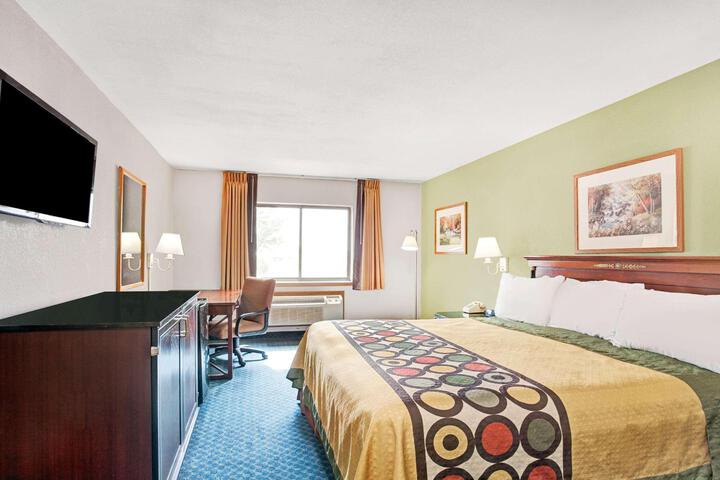 1 Queen Bed (3 of 13)
