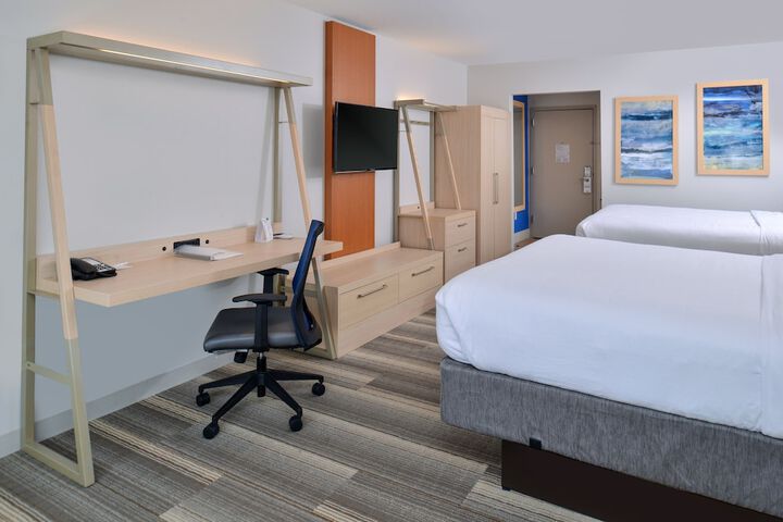1 Queen Bed (6 of 8)