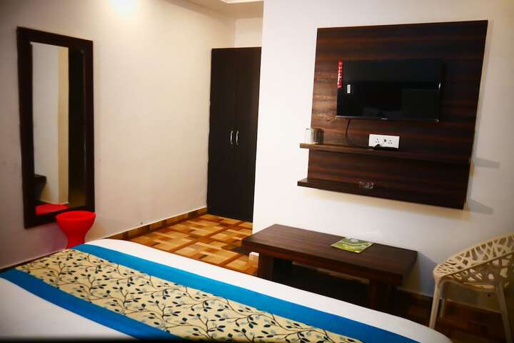 Room 5 of 8