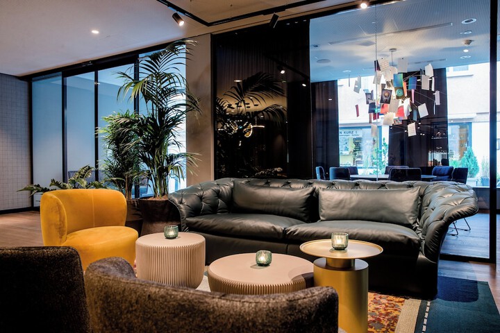 Lounge 37 of 42