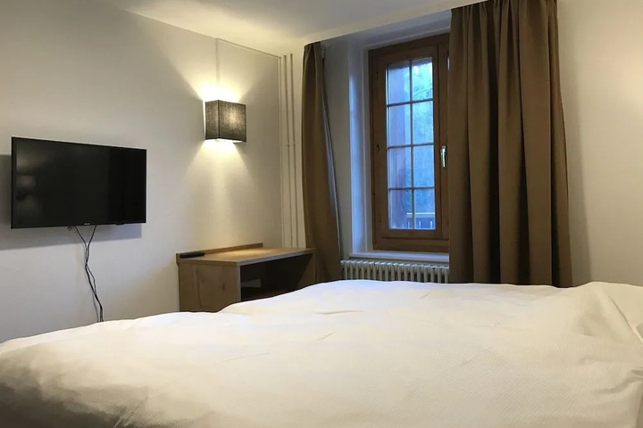 Room 4 of 17