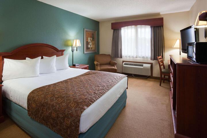 1 Queen Bed Accessible Room (3 of 14)