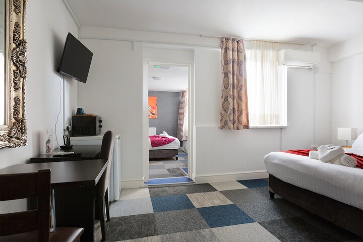 Room 6 of 113