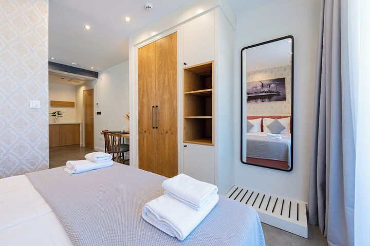 Room 11 of 76