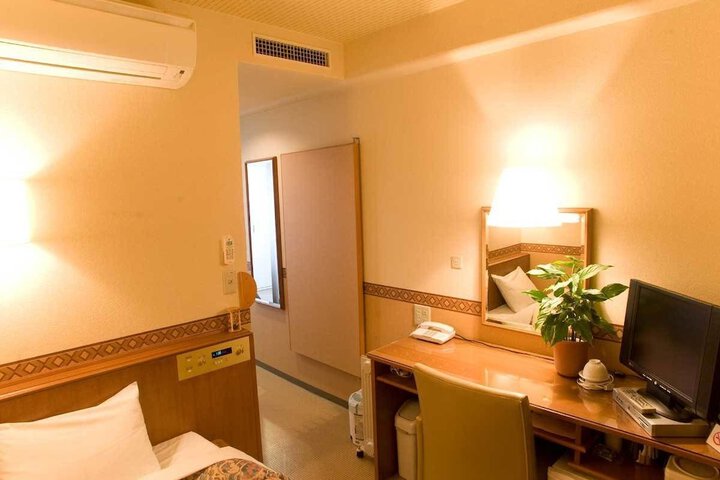 Room 8 of 33