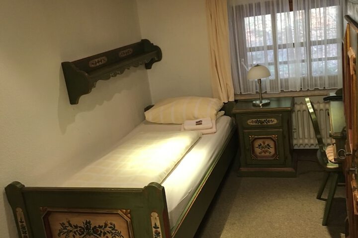 Room 8 of 33