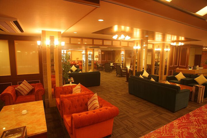 Lounge 13 of 15