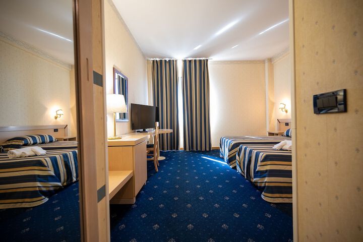 Room 32 of 64