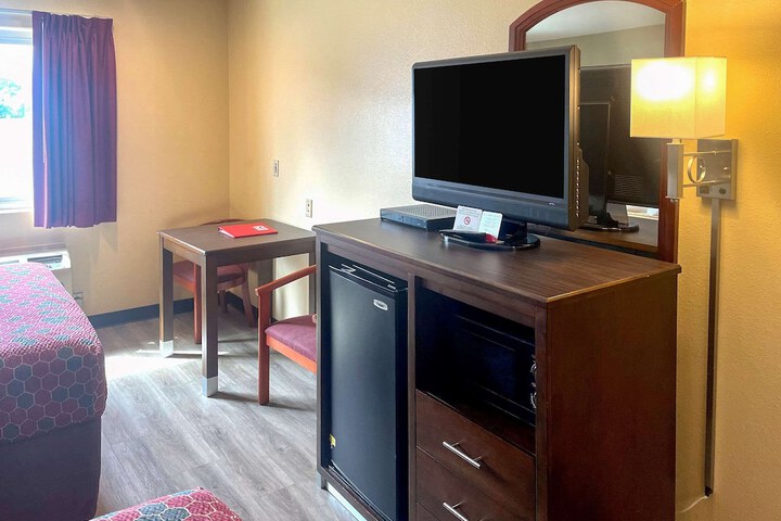 1 Queen Bed (10 of 12)