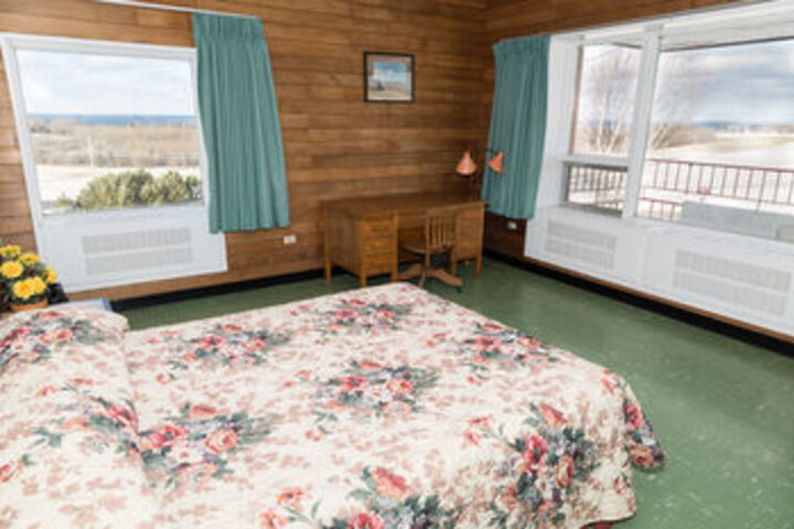 Room 4 of 8