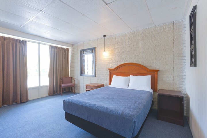 1 Queen Bed (12 of 26)