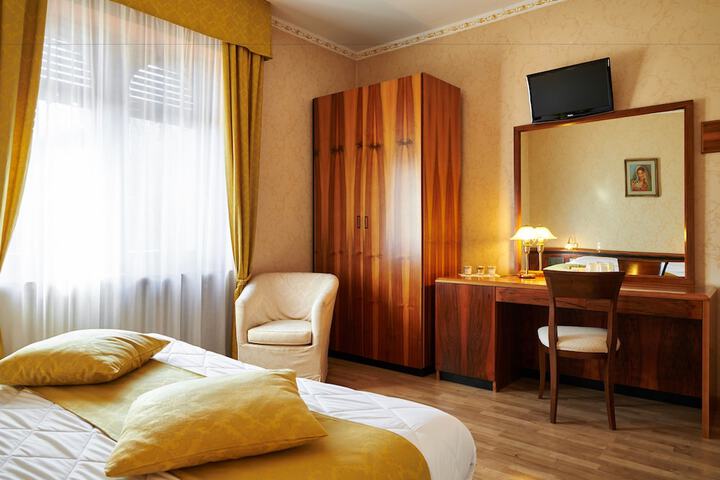 Room 4 of 49