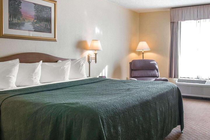 1 King Bed (2 of 22)