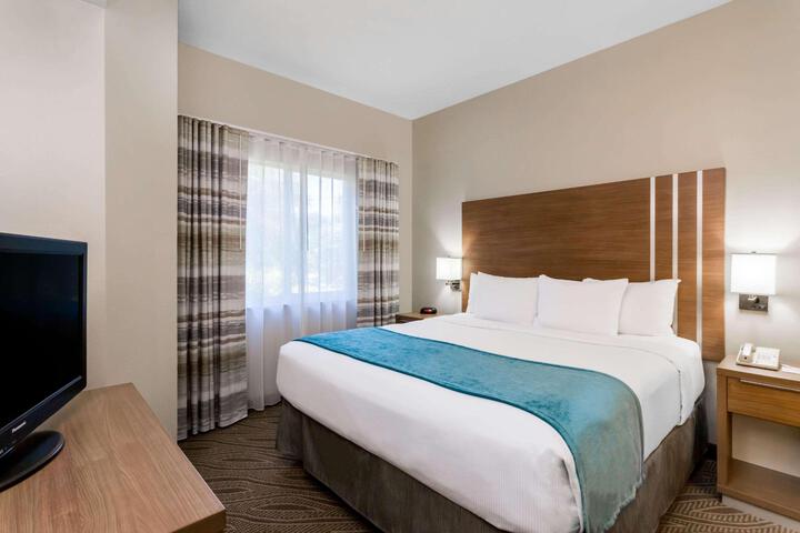 1 King Bed Accessible (7 of 18)