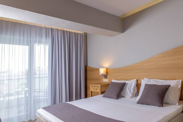 Room 3 of 168