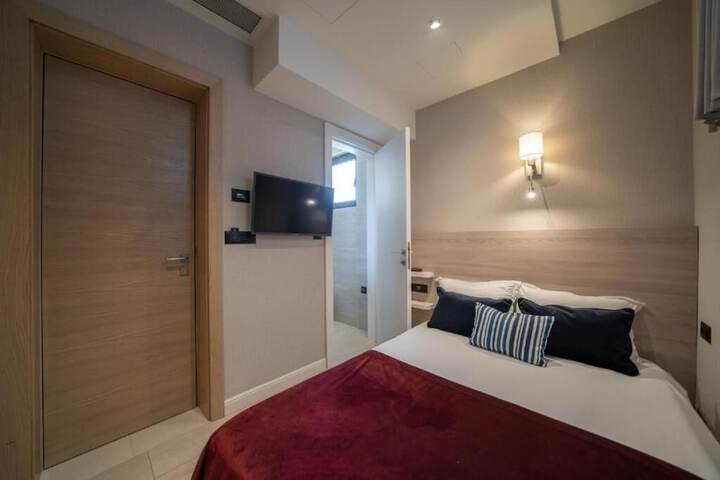 Room 5 of 44