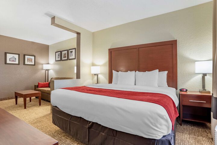 1 King Bed (4 of 18)
