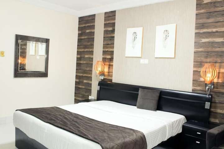 Room 8 of 38