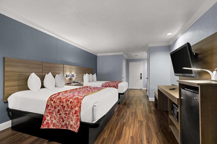 2 Double Beds (8 of 21)
