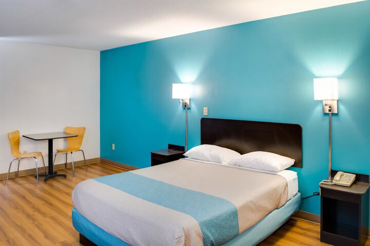 1 Queen Bed (2 of 8)