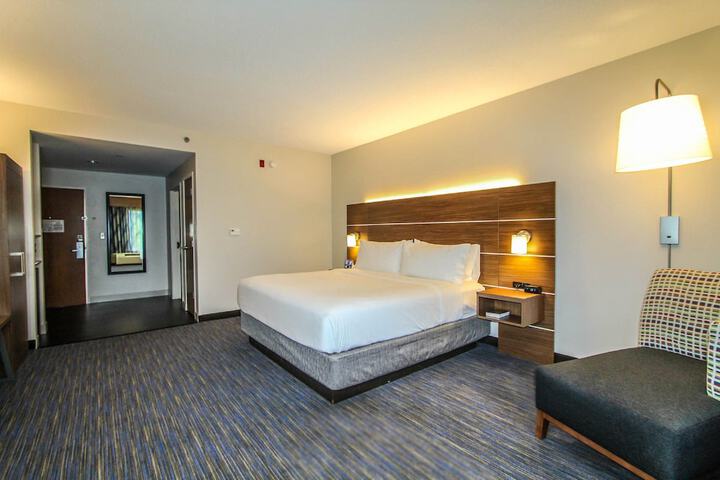 1 King Bed (9 of 16)