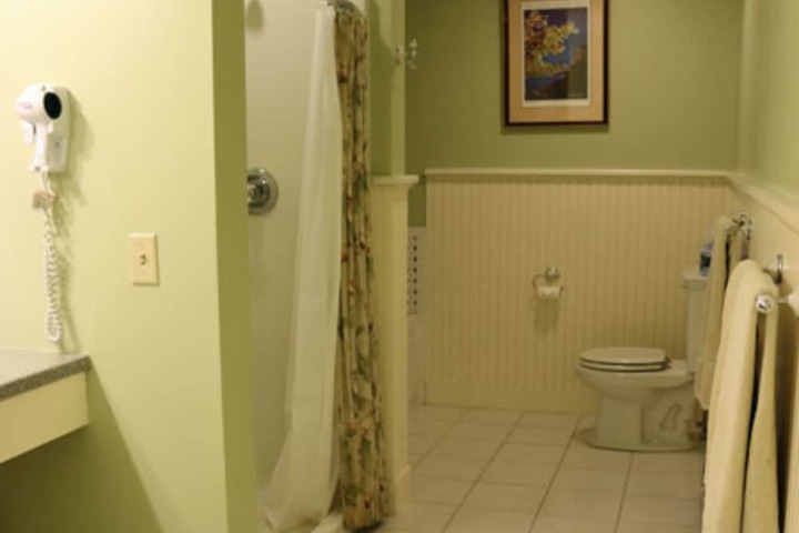 Standard Room, King or Two Doubles (6 of 6)