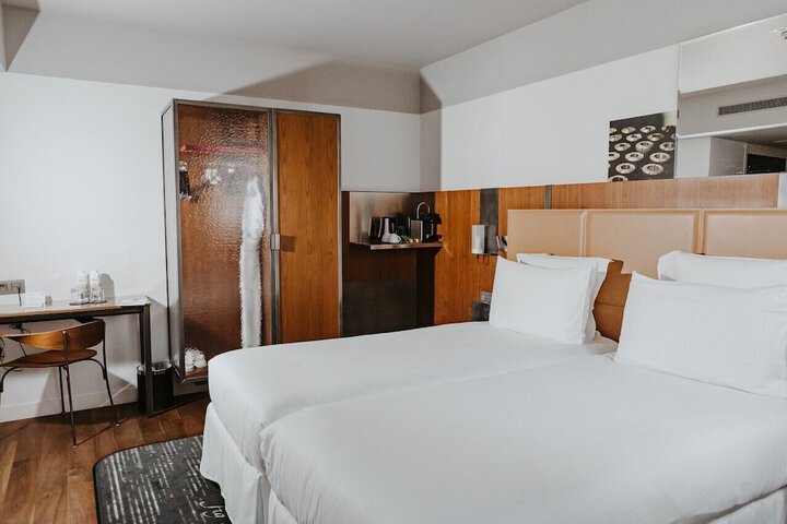 Room 4 of 75