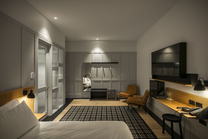Room 9 of 34