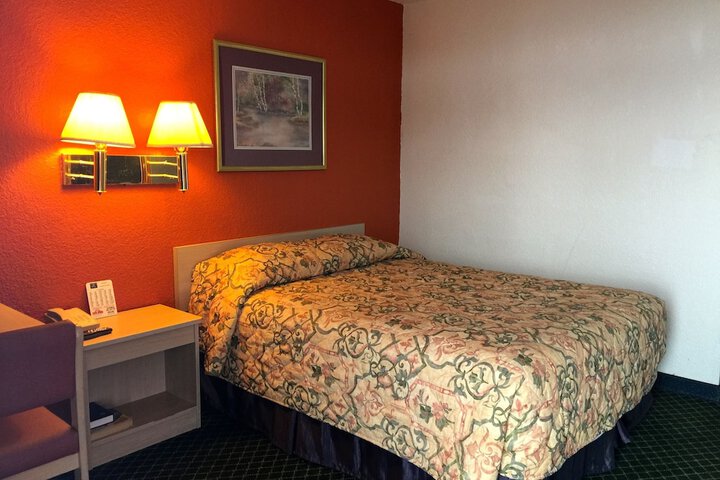 Standard Double Bed Accessible (3 of 5)
