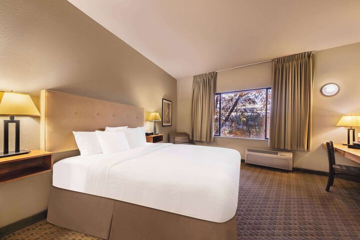 1 King Bed (3 of 10)